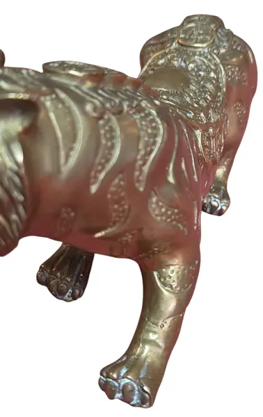 Foto de um(a) Escultura de Tigre em Bronze Maciço - Estilo Oriental, da categoria de Escultura. Esta é uma peça imponente e rica em detalhes, ideal para colecionadores e amantes de decoração clássica. A escultura... Mostrado de uma perspectiva diferente. Vendido no marketplace Trésors.