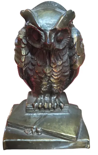 Foto de um(a) Tinteiro Monumental: A Coruja de Bronze, da categoria de Organizadores. Este tinteiro é um objeto de escrita clássico que remete à sofisticação das antigas bibliotecas e salas de estratégia. A... Mostrado de uma perspectiva diferente. Vendido no marketplace Trésors.