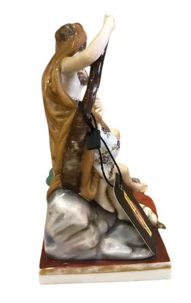 Foto de um(a) Porcelana de Ludwigsburg Séc XIX, da categoria de Escultura. Porcelana de Ludwigsburg Séc XIX R$2.800 13cm A 11cm L 7cm P. Mostrado de uma perspectiva diferente. Vendido no marketplace Trésors.