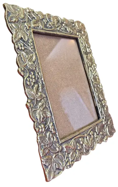 Foto de um(a) Porta Retrato em Bronze - Vertical, da categoria de Porta retratos. Belíssimo porta-retrato vertical confeccionado em bronze de alta qualidade. Esta peça apresenta um trabalho de fundição... Mostrado de uma perspectiva diferente. Vendido no marketplace Trésors.