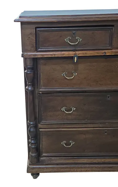 Foto de um(a) Cômoda Antiga Centenária em Madeira Maciça com Puxadores em Bronze, da categoria de Cômodas e Sapateira. Mostrado de uma perspectiva diferente. Vendido no marketplace Trésors.