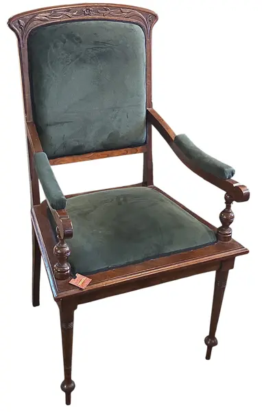 Foto de um(a) Poltrona Antiga em Imbuia Maciça - Estilo Clássico com Estofado Verde Musgo, da categoria de Outras cadeiras . A elegância da imbuia aliada ao conforto de uma peça histórica. Esta poltrona é confeccionada em imbuia maciça, madeira... Mostrado de uma perspectiva diferente. Vendido no marketplace Trésors.