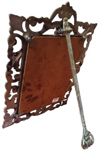 Foto de um(a) Espelho de Mesa com Moldura em Bronze, da categoria de Espelhos. Este elegante espelho de mesa é uma peça de destaque que combina funcionalidade com um design artístico sofisticado.... Mostrado de uma perspectiva diferente. Vendido no marketplace Trésors.