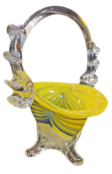 Foto de um(a) Cesta em Murano Amarelo, da categoria de Cestos e Caixas. Cesto em Murano Mais do que um objeto, uma obra de arte. Esta cesta em Murano captura a luz de forma mágica, trazendo a... Vendido no marketplace Trésors.