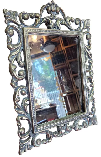 Foto de um(a) Espelho de Mesa com Moldura em Bronze, da categoria de Espelhos. Este elegante espelho de mesa é uma peça de destaque que combina funcionalidade com um design artístico sofisticado.... Mostrado de uma perspectiva diferente. Vendido no marketplace Trésors.