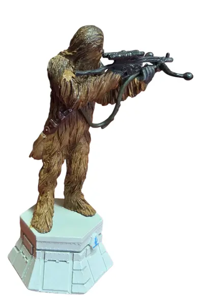 Foto de um(a) Estátua Chewbacca Star Wars - Peça de Xadrez Colecionável (Bispo Branco) - Pintado à Mão, da categoria de Figuras de ação. Leve para sua coleção um dos personagens mais icônicos da saga Star Wars: o lendário Wookiee, Chewbacca. Esta peça não é... Mostrado de uma perspectiva diferente. Vendido no marketplace Trésors.