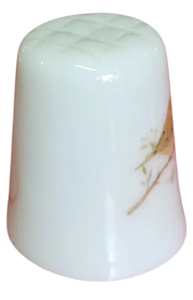 Foto de um(a) Dedal em Porcelana Decorado - Ratinho e Pássaro no Galho - Colecionável, da categoria de Outros colecionáveis. Esta peça colecionável destaca-se pelo design detalhado em ambos os lados, unindo simpatia e natureza em um único objeto... Mostrado de uma perspectiva diferente. Vendido no marketplace Trésors.