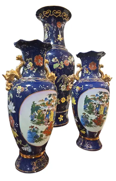 Foto de um(a) Trio de Vasos em Porcelana Azul Cobalto – Detalhes em Ouro e Cenas Orientais, da categoria de Vasos. Imponente conjunto decorativo (Garniture) composto por três vasos em porcelana de alta qualidade, apresentando um acabamento... Mostrado de uma perspectiva diferente. Vendido no marketplace Trésors.
