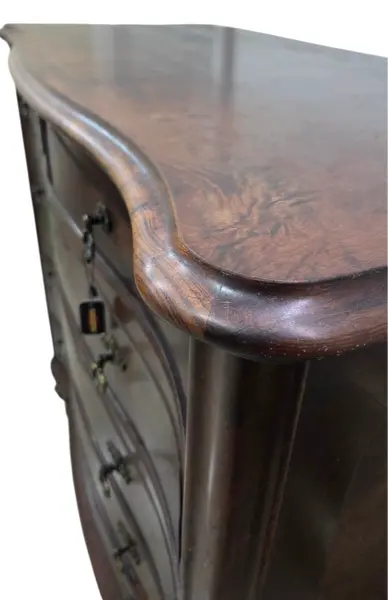 Foto de um(a) Cômoda em Imbuia Maciça, Puxadores em Bronze e Pés Chippandale, da categoria de Cômodas e Sapateira. cômoda em imbuia maciça puxadores em bronze e Pés chippandale. Mostrado de uma perspectiva diferente. Vendido no marketplace Trésors.