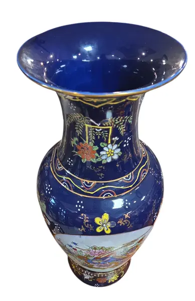 Foto de um(a) Trio de Vasos em Porcelana Azul Cobalto – Detalhes em Ouro e Cenas Orientais, da categoria de Vasos. Imponente conjunto decorativo (Garniture) composto por três vasos em porcelana de alta qualidade, apresentando um acabamento... Mostrado de uma perspectiva diferente. Vendido no marketplace Trésors.