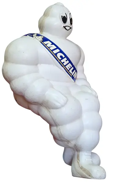 Foto de um(a) Boneco Michelin, da categoria de Bonecos de arte. Rara figura publicitária do icônico mascote da marca de pneus Michelin, o Bibendum. Este boneco apresenta o design clássico... Mostrado de uma perspectiva diferente. Vendido no marketplace Trésors.