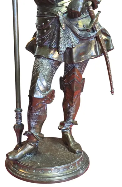 Foto de um(a) Guerreiro Escultura Francesa do Século XIX - Petit Bronze, da categoria de Escultura. originária da França do século XIX. A peça representa a figura imponente de um guerreiro, rica em detalhes e com excelente... Mostrado de uma perspectiva diferente. Vendido no marketplace Trésors.
