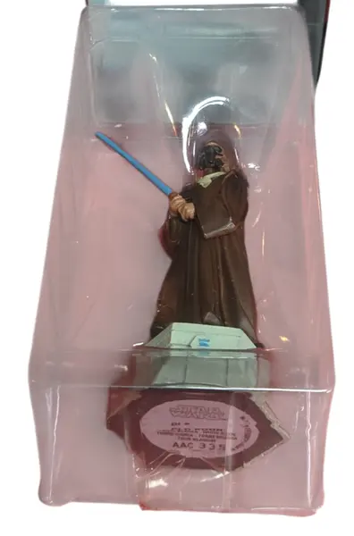 Foto de um(a) Plo Koon Star Wars - Peça de Xadrez Colecionável (Torre Branca) - Pintada à Mão, da categoria de Figuras de ação. Leve para sua coleção a sabedoria e o poder do Mestre Jedi Plo Koon. Esta figura detalhada faz parte da coleção oficial de... Mostrado de uma perspectiva diferente. Vendido no marketplace Trésors.
