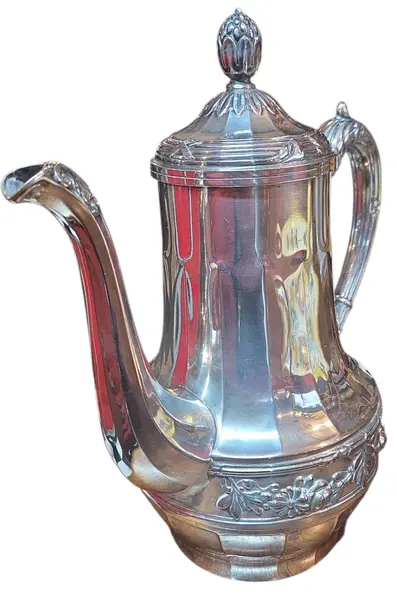 Foto de um(a) Antiga Cafeteira em Prata 90, da categoria de Bules. Requintada cafeteira de mesa, fabricada em metal de alta qualidade com banho de prata 90 espessada. Uma peça que une... Vendido no marketplace Trésors.