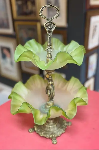 Foto de um(a) Fruteira/Centro de Mesa em bronze e vidro acetinado, da categoria de Fruteiras. Magnífica fruteira/centro de mesa em bronze maciço e vidro acetinado verde. Mede: 30x30x47cm de altura. Mostrado de uma perspectiva diferente. Vendido no marketplace Trésors.