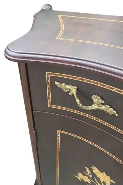 Foto de um(a) Cômoda em Marchetaria e Puxadores em Bronze, da categoria de Cômodas e Sapateira. Mostrado de uma perspectiva diferente. Vendido no marketplace Trésors.