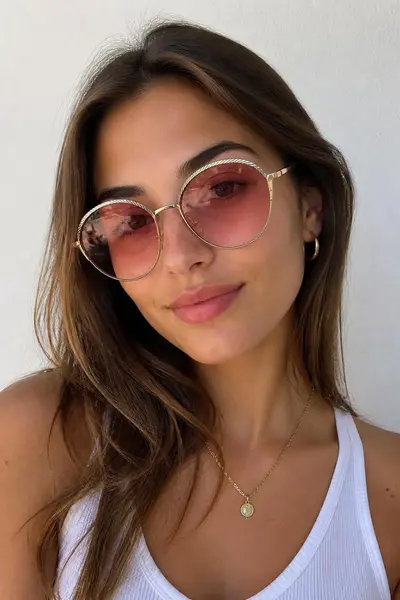 Foto de um(a) Armação Vintage Dior, da categoria de Óculos. Armação VINTAGE Christian Dior, as lentes atuais possui em grau, em metal cinzelado em ouro e prata , seu modelo... Mostrado de uma perspectiva diferente. Vendido no marketplace Trésors.