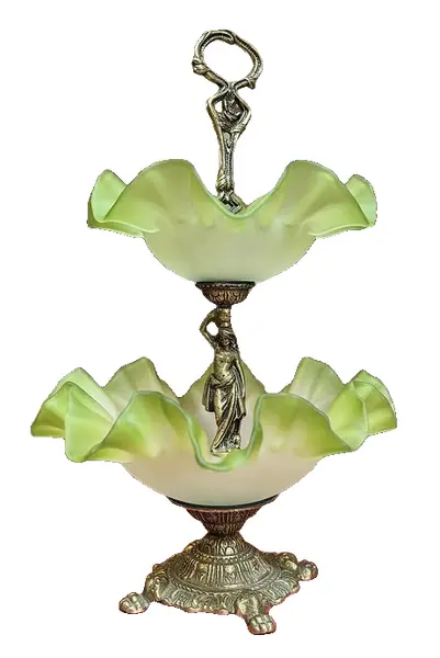 Foto de um(a) Fruteira/Centro de Mesa em bronze e vidro acetinado, da categoria de Fruteiras. Magnífica fruteira/centro de mesa em bronze maciço e vidro acetinado verde. Mede: 30x30x47cm de altura. Vendido no marketplace Trésors.