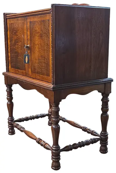 Foto de um(a) Raro Armário Porta-Charutos Antigo, da categoria de Caixas e estojos para charutos. Magnífico e Raro Móvel Humidor / Porta-Charutos Antigo Exclusiva peça de mobiliário antigo de alto padrão, destinada... Mostrado de uma perspectiva diferente. Vendido no marketplace Trésors.