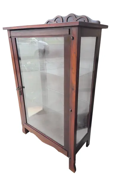 Foto de um(a) Cristaleira Pequena Ritzmann, da categoria de Cristaleiras. Adicione um toque de sofisticação à sua sala de jantar ou estar com esta belíssima cristaleira da renomada Móveis Ritzmann.... Vendido no marketplace Trésors.