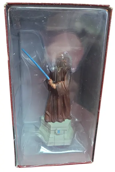 Foto de um(a) Plo Koon Star Wars - Peça de Xadrez Colecionável (Torre Branca) - Pintada à Mão, da categoria de Figuras de ação. Leve para sua coleção a sabedoria e o poder do Mestre Jedi Plo Koon. Esta figura detalhada faz parte da coleção oficial de... Mostrado de uma perspectiva diferente. Vendido no marketplace Trésors.