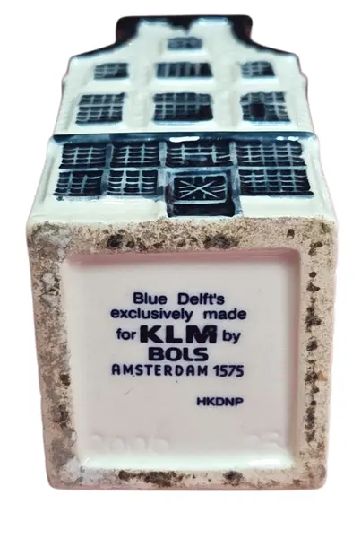 Foto de um(a) Mini Casa KLM Delft Blue House - Amsterdã em Porcelana, da categoria de Outros colecionáveis. Icônica miniatura da famosa coleção KLM Delft Blue Houses. Esta peça reproduz fielmente as tradicionais casas de Amsterdã,... Mostrado de uma perspectiva diferente. Vendido no marketplace Trésors.