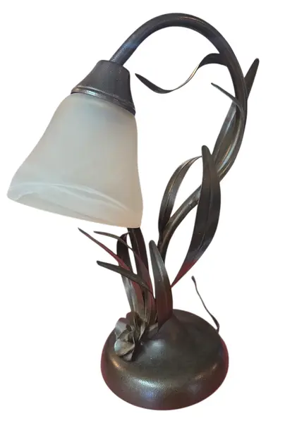 Foto de um(a) Abajur Art Nouveau em Latão Maciço – Elegância Orgânica e Design Atemporal, da categoria de Abajures. Ilumine seu ambiente com a maestria do movimento Art Nouveau. Este abajur em latão polido celebra a harmonia entre a... Vendido no marketplace Trésors.