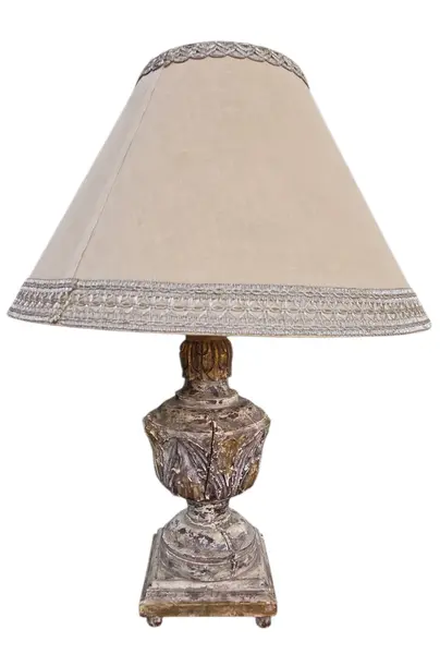 Foto de um(a) Abajur Barroco em Madeira Entalhada à Mão, da categoria de Abajures. Dois lindos abajures barrocos disponíveis. Peça que unem a robustez da madeira nobre à delicadeza do entalhe artesanal,... Vendido no marketplace Trésors.