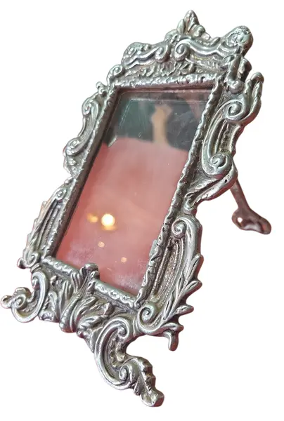 Foto de um(a) Porta-retrato em metal decorativo, da categoria de Porta retratos. Lembranças especiais pedem uma moldura à altura. Fabricado em metal de alta qualidade, este porta-retrato é o presente ideal... Vendido no marketplace Trésors.