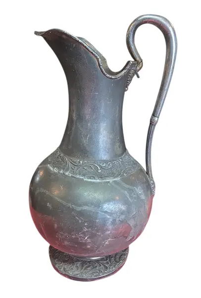 Foto de um(a) Rara Jarra em Estanho Século XIX - Decoração Europeia Antiga, da categoria de Jarros. Relíquia em Estanho do Século XIX Esta imponente jarra em estanho é um exemplar autêntico do século XIX, apresentando o... Mostrado de uma perspectiva diferente. Vendido no marketplace Trésors.