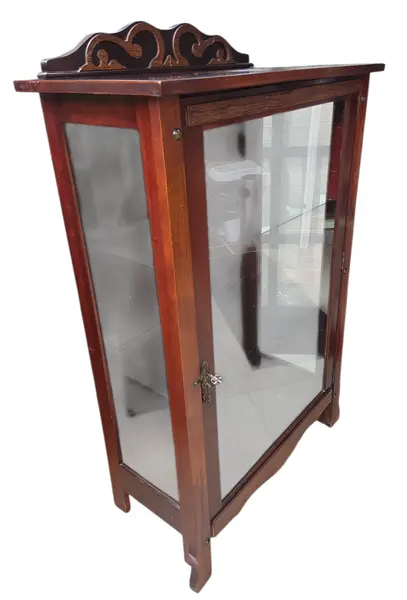 Foto de um(a) Cristaleira Pequena Ritzmann, da categoria de Cristaleiras. Adicione um toque de sofisticação à sua sala de jantar ou estar com esta belíssima cristaleira da renomada Móveis Ritzmann.... Mostrado de uma perspectiva diferente. Vendido no marketplace Trésors.