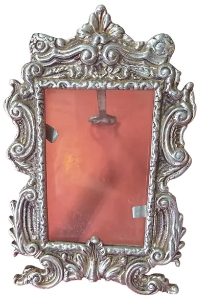 Foto de um(a) Porta-retrato em metal decorativo, da categoria de Porta retratos. Lembranças especiais pedem uma moldura à altura. Fabricado em metal de alta qualidade, este porta-retrato é o presente ideal... Mostrado de uma perspectiva diferente. Vendido no marketplace Trésors.