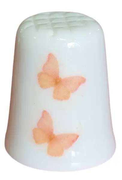 Foto de um(a) Dedal de Coleção em Porcelana - Estampa Regador com Flores e Borboletas, da categoria de Outros colecionáveis. Encantador dedal colecionável em porcelana branca, perfeito para entusiastas de costura, colecionadores de miniaturas ou... Mostrado de uma perspectiva diferente. Vendido no marketplace Trésors.