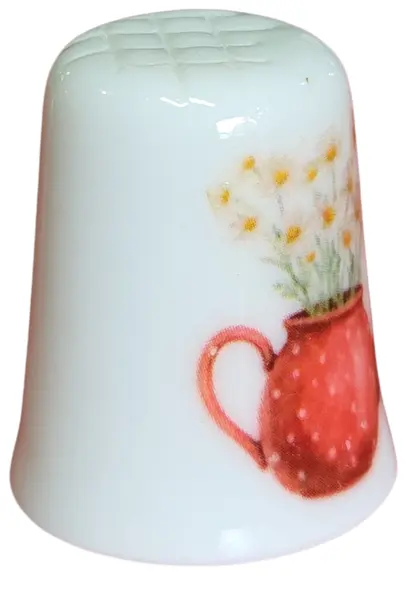 Foto de um(a) Dedal em Porcelana Decorado - Chaleira e Cesta de Frutas - Colecionável, da categoria de Outros colecionáveis. Esta peça combina a delicadeza da porcelana com estampas detalhadas em cores quentes, sendo um item indispensável para... Mostrado de uma perspectiva diferente. Vendido no marketplace Trésors.