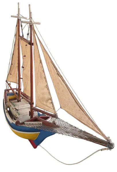 Foto de um(a) Veleiro Antigo em Madeira – Escuna Clássica Pintada à Mão, da categoria de Modelos de barcos. Encanto e Nostalgia em Cada Detalhe Este magnífico veleiro antigo é uma peça decorativa que evoca a era de ouro da... Mostrado de uma perspectiva diferente. Vendido no marketplace Trésors.