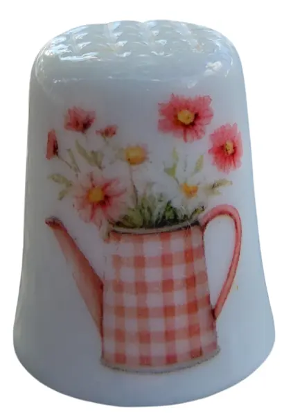 Foto de um(a) Dedal de Coleção em Porcelana – Regador com Flores e Laço, da categoria de Outros colecionáveis. Este delicado dedal em porcelana branca destaca-se pelo seu design romântico e detalhes que remetem ao estilo shabby chic. A... Vendido no marketplace Trésors.
