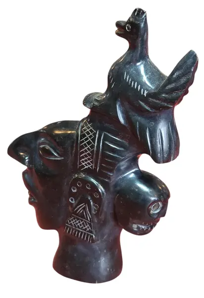 Foto de um(a) Escultura Decorativa em Ônix, da categoria de Escultura. Magnífica escultura entalhada em ônix negro (pedra vulcânica polida), apresentando uma composição rica em simbolismo e... Mostrado de uma perspectiva diferente. Vendido no marketplace Trésors.