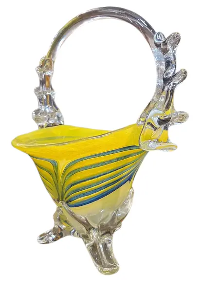 Foto de um(a) Cesta em Murano Amarelo, da categoria de Cestos e Caixas. Cesto em Murano Mais do que um objeto, uma obra de arte. Esta cesta em Murano captura a luz de forma mágica, trazendo a... Mostrado de uma perspectiva diferente. Vendido no marketplace Trésors.