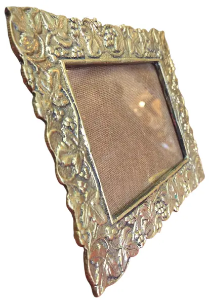 Foto de um(a) Porta Retrato em Bronze - Horizontal, da categoria de Porta retratos. Belíssimo porta-retrato horizontal confeccionado em bronze de alta qualidade. Esta peça apresenta um trabalho de fundição... Mostrado de uma perspectiva diferente. Vendido no marketplace Trésors.