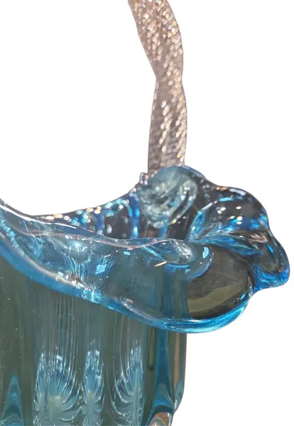 Foto de um(a) Cesta em Murano Azul, da categoria de Cestos e Caixas. Cesta em Murano Mais do que um objeto, uma obra de arte. Esta cesta em Murano captura a luz de forma mágica, trazendo a... Mostrado de uma perspectiva diferente. Vendido no marketplace Trésors.