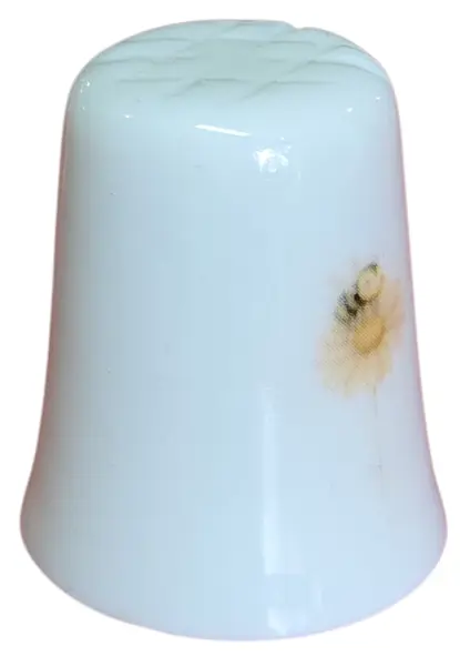 Foto de um(a) Dedal em Porcelana Decorado - Porco-Espinho e Margarida - Colecionável, da categoria de Outros colecionáveis. Esta peça apresenta uma estampa detalhada e lúdica de um pequeno porco-espinho segurando uma margarida, com o verso adornado... Mostrado de uma perspectiva diferente. Vendido no marketplace Trésors.
