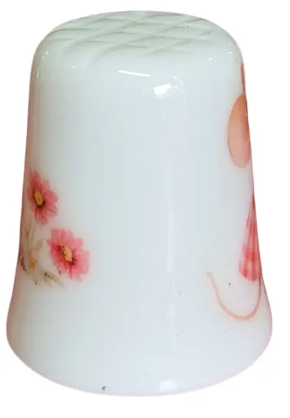 Foto de um(a) Dedal de Coleção em Porcelana - Estampa Ratinha de Saia e Buquê de Flores, da categoria de Outros colecionáveis. Este delicado dedal colecionável em porcelana branca apresenta uma temática romântica e bucólica. Com um acabamento... Mostrado de uma perspectiva diferente. Vendido no marketplace Trésors.