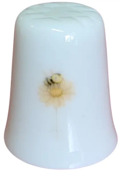 Foto de um(a) Dedal em Porcelana Decorado - Porco-Espinho e Margarida - Colecionável, da categoria de Outros colecionáveis. Esta peça apresenta uma estampa detalhada e lúdica de um pequeno porco-espinho segurando uma margarida, com o verso adornado... Mostrado de uma perspectiva diferente. Vendido no marketplace Trésors.