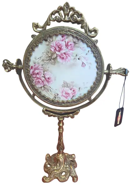 Foto de um(a) Espelho de Bancada em Bronze - Moldura Trabalhada com Fundo em Porcelana Floral, da categoria de Espelhos. Encantador espelho de bancada estilo vintage, uma peça decorativa clássica que une a robustez do bronze à delicadeza da... Mostrado de uma perspectiva diferente. Vendido no marketplace Trésors.