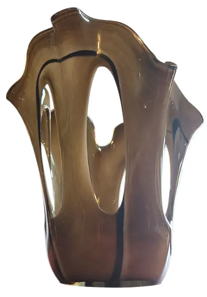 Foto de um(a) Vaso Decorativo Murano, da categoria de Vasos. Lindo vaso em estilo Murano, perfeito para quem busca sofisticação e requinte. Mostrado de uma perspectiva diferente. Vendido no marketplace Trésors.