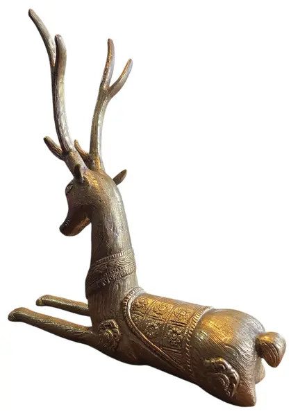 Foto de um(a) Cervo Majestoso em Bronze, da categoria de Escultura. Esta escultura captura a essência da vida selvagem com um realismo impressionante. Fundida em bronze de alta qualidade, a... Mostrado de uma perspectiva diferente. Vendido no marketplace Trésors.