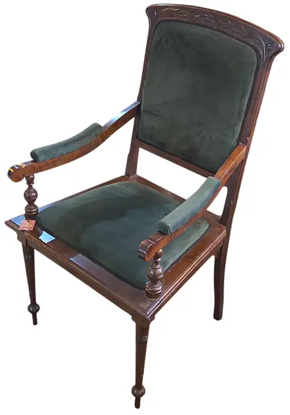 Foto de um(a) Poltrona Antiga em Imbuia Maciça - Estilo Clássico com Estofado Verde Musgo, da categoria de Outras cadeiras . A elegância da imbuia aliada ao conforto de uma peça histórica. Esta poltrona é confeccionada em imbuia maciça, madeira... Mostrado de uma perspectiva diferente. Vendido no marketplace Trésors.