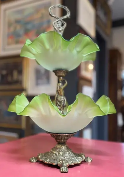 Foto de um(a) Fruteira/Centro de Mesa em bronze e vidro acetinado, da categoria de Fruteiras. Magnífica fruteira/centro de mesa em bronze maciço e vidro acetinado verde. Mede: 30x30x47cm de altura. Mostrado de uma perspectiva diferente. Vendido no marketplace Trésors.