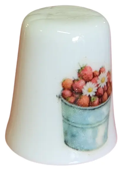 Foto de um(a) Dedal de Coleção em Porcelana - Estampa Menina Camponesa e Cesta de Flores, da categoria de Outros colecionáveis. Este delicado dedal colecionável em porcelana branca apresenta uma temática clássica e nostálgica, com ilustrações que... Mostrado de uma perspectiva diferente. Vendido no marketplace Trésors.