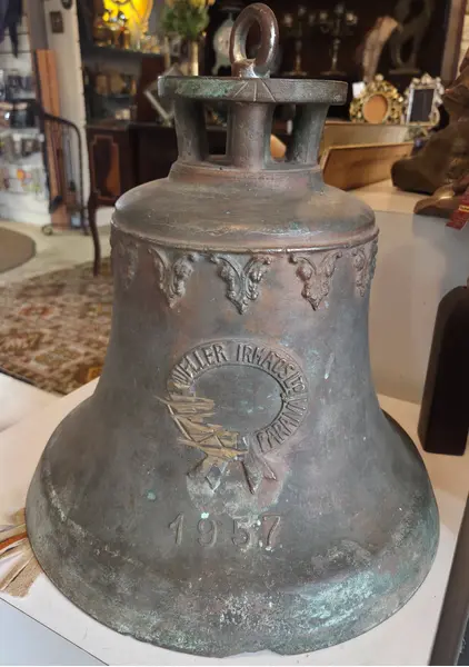 Foto de um(a) Sino Histórico Mueller Irmãos Ltda - Relíquia Paranaense Original, da categoria de Outros colecionáveis. Relíquia Industrial Paranaense: Sino Mueller Irmãos Ltda (1957) Uma peça autêntica e carregada de história, fabricada pela... Mostrado de uma perspectiva diferente. Vendido no marketplace Trésors.